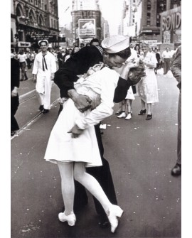 Beso de la guerra - war end kiss cuadro foto en mural vintage