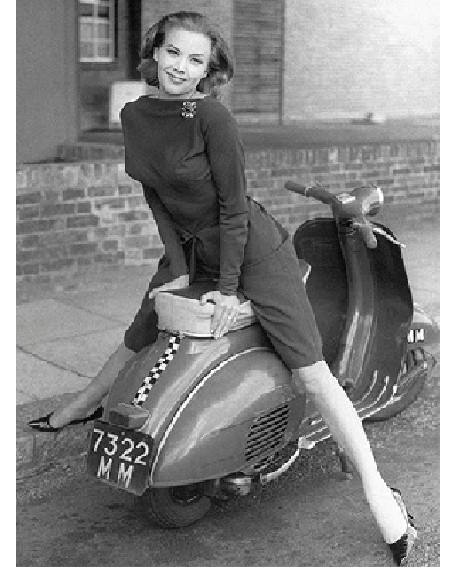 Fotografia clasica blanco y negro vintage moto scooter Home